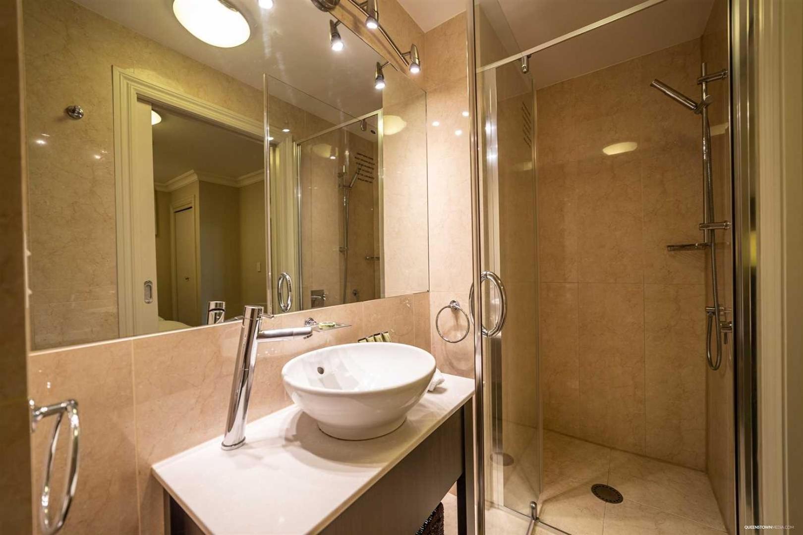The Beacon - Luxe Studio Unit Κουίνσταουν Εξωτερικό φωτογραφία